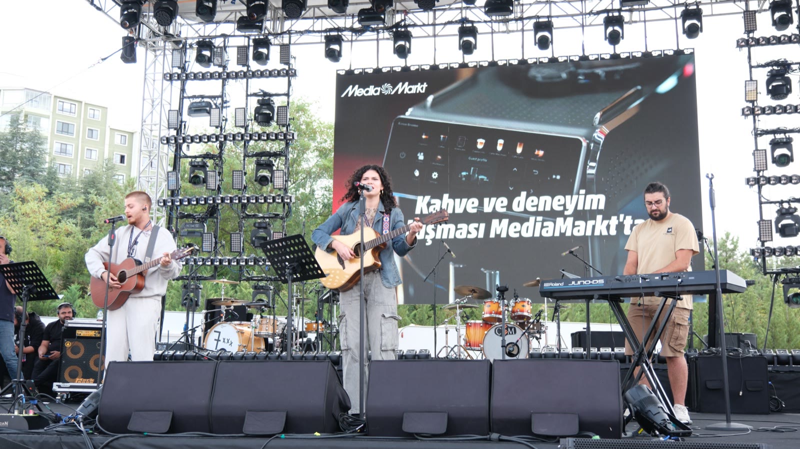 An acoustic band on the daytime stage